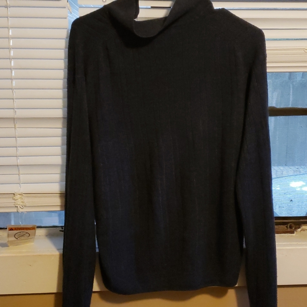 Two sweaters - Picture 6 of 7